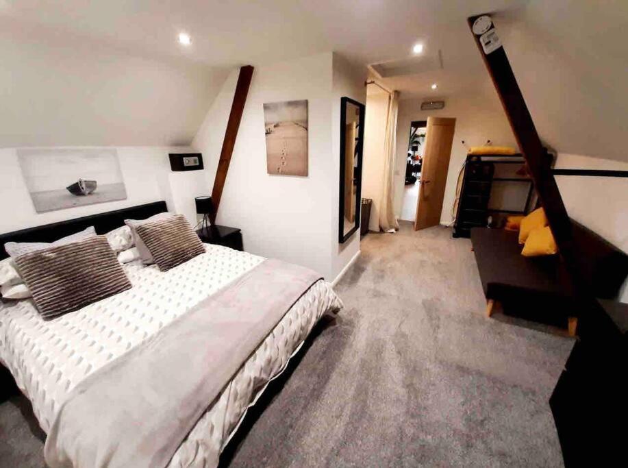 Lovely 1-Bedroom Serviced Apartment In Deal, Kent Extérieur photo